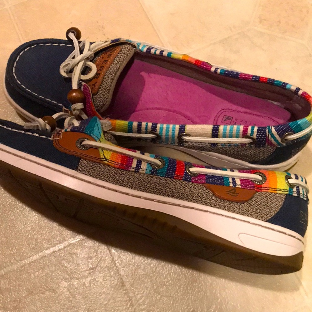 Sperry boat shoe. Women’s size 6. Navy with multicolored. Only worn once!